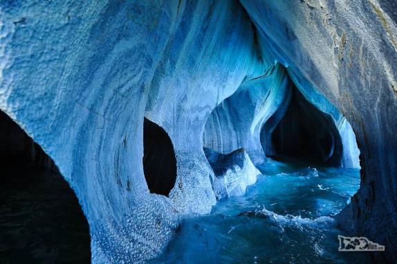 Portas, janelas e túneis no interior da Catedral de Mármore, no lago General Carrera, região de Puerto Rio Tranquilo, na Carretera Austral, sul do Chile